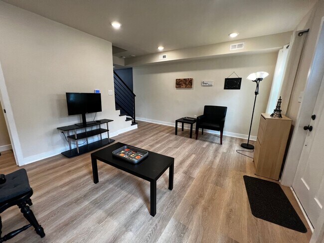 Foto del edificio - Lovely 2 BR/2 BA Townhome in Riggs Park!