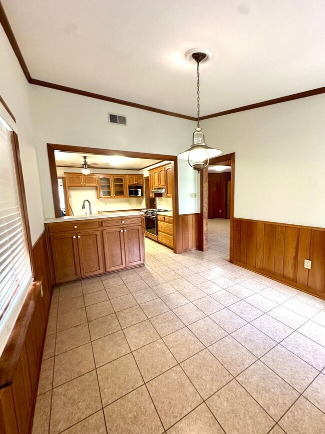Foto del edificio - Charming 3-Bedroom, 2-Bathroom, 2,200 Sq. ...