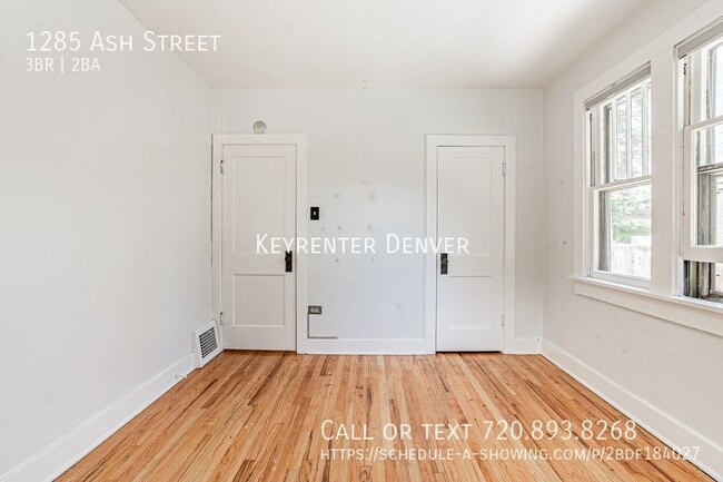 Building Photo - 3 Bed 2 Bath Home with 1.5 Car Garage AND ...