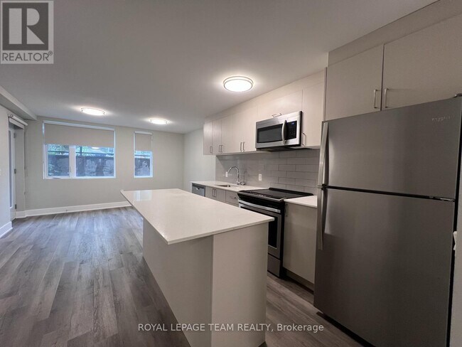 Photo du bâtiment - 1295 Summerville Ave
