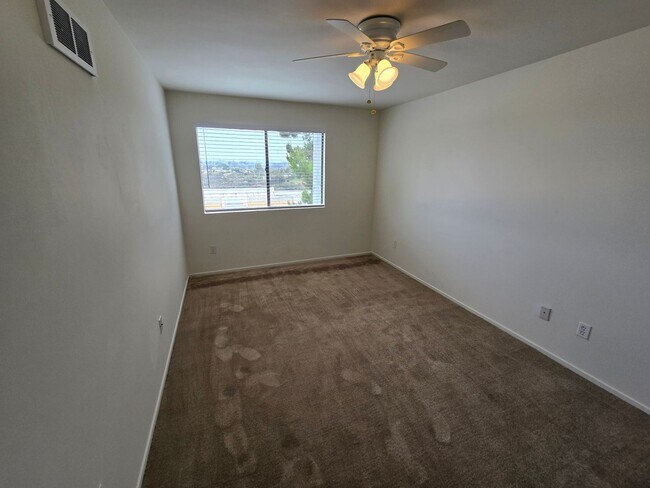 Foto del edificio - W. Clairemont Townhome. 2 br., 1.5 ba.