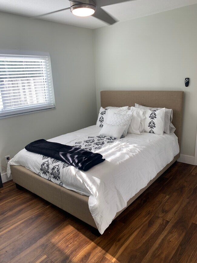 Building Photo - 2000 NE 2nd Ave