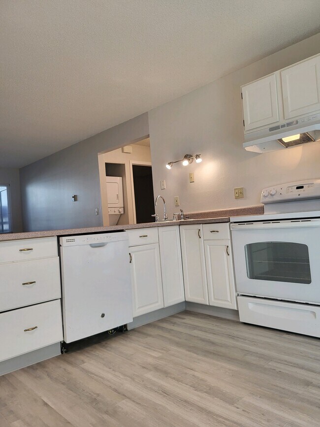 Kitchen - 845 Hathaway Dr