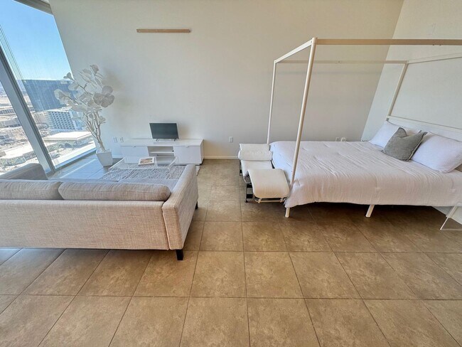 Building Photo - BEAUTIFUL, TURN-KEY HIGH-FLOOR CONTEMPORAR...