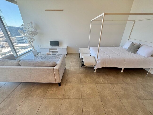 Foto del edificio - BEAUTIFUL, TURN-KEY HIGH-FLOOR CONTEMPORAR...
