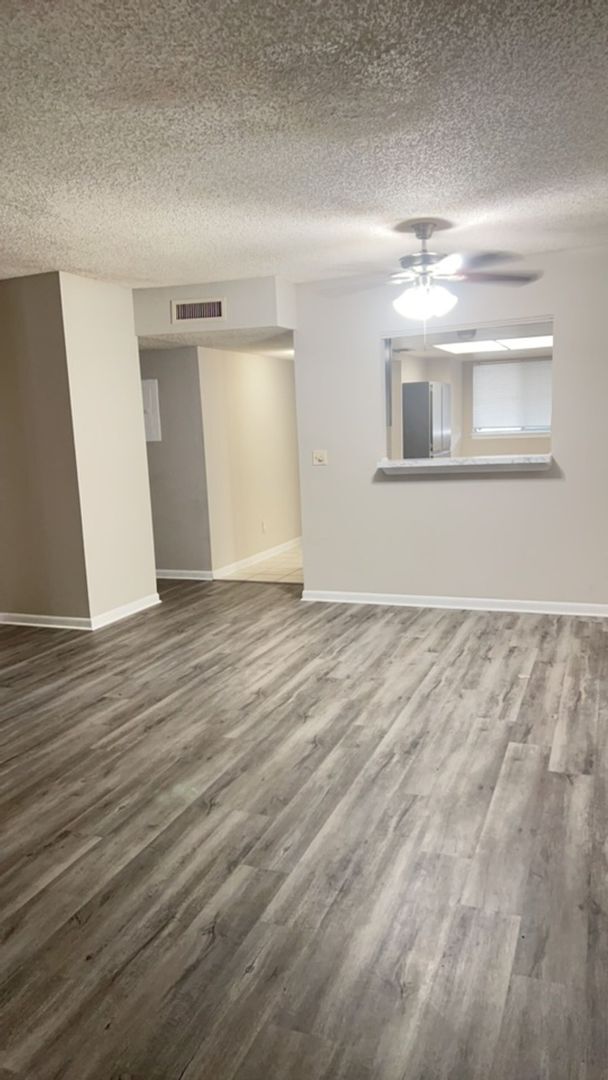 Foto del edificio - 2 Bedroom, 2 bathroom condo For Rent in Town N Country!