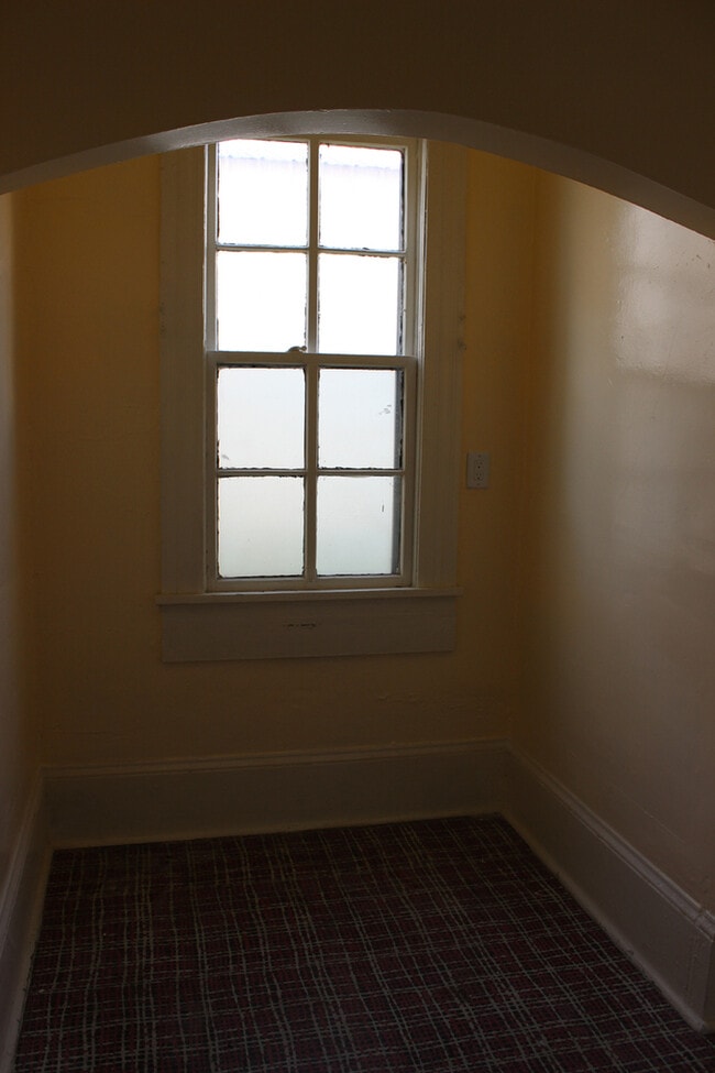 Building Photo - 1527 NOBLE STREET