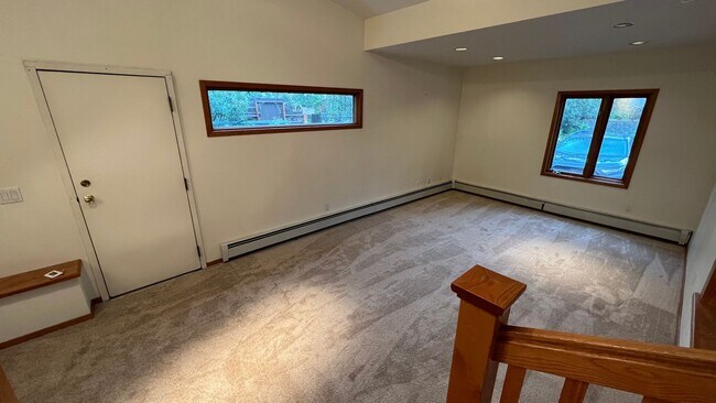 Foto del edificio - Spacious (3) Bed, (1) Bath East Side Duple...