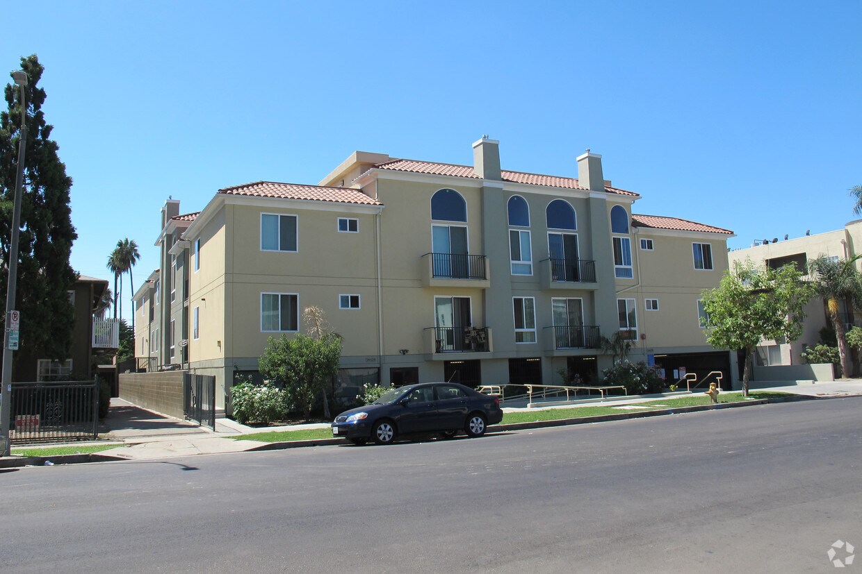 Primary Photo - 14628 Sylvan St