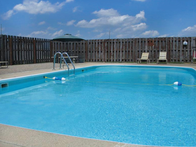 PISCINA - Eastland Apartments