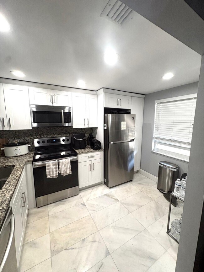 Building Photo - 605 Oaks Dr