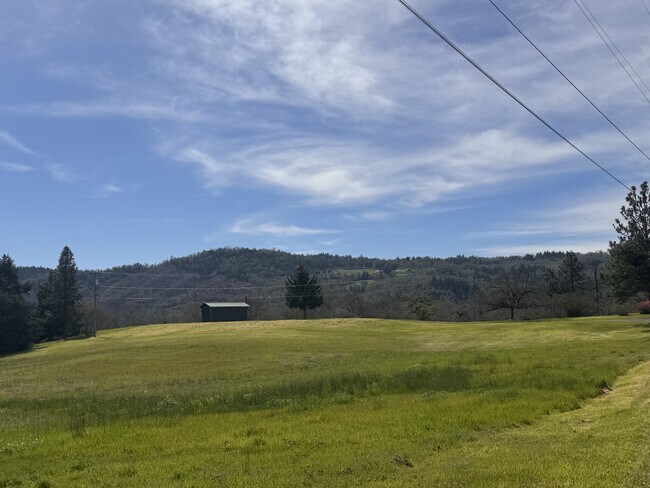 Foto del edificio - 6452 NE Dole Rd