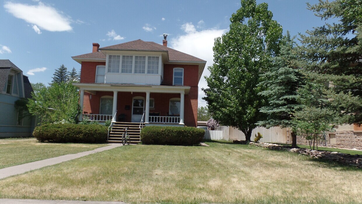 Primary Photo - 137 Bronk St