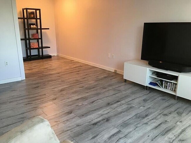 Building Photo - Beautiful, Bright and Spacious Condo near ...
