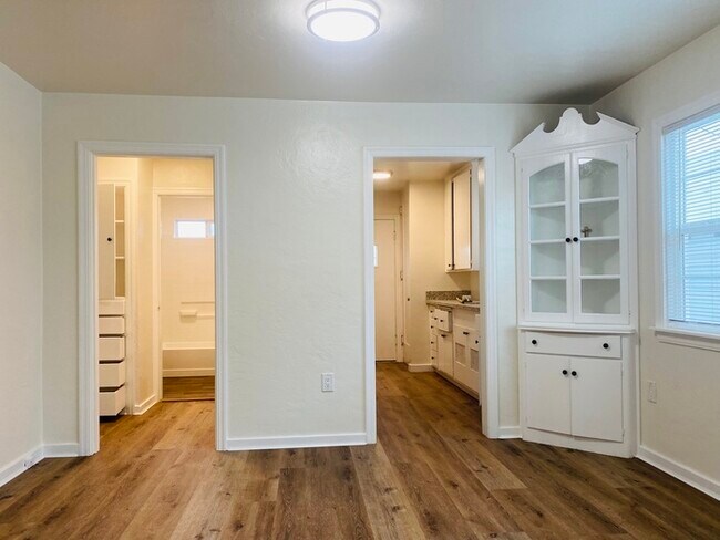Foto del edificio - Remodeled 1/1 available in Downtown Fairfi...
