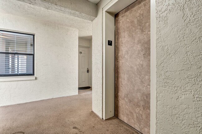 Building Photo - Modern & Luxurious 7th Floor Condo w/ Pict...