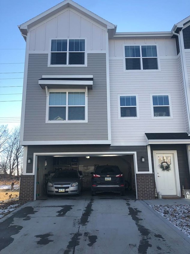 1288 Southeast Brownstone Way, Waukee, IA 50263 Townhome Rentals in