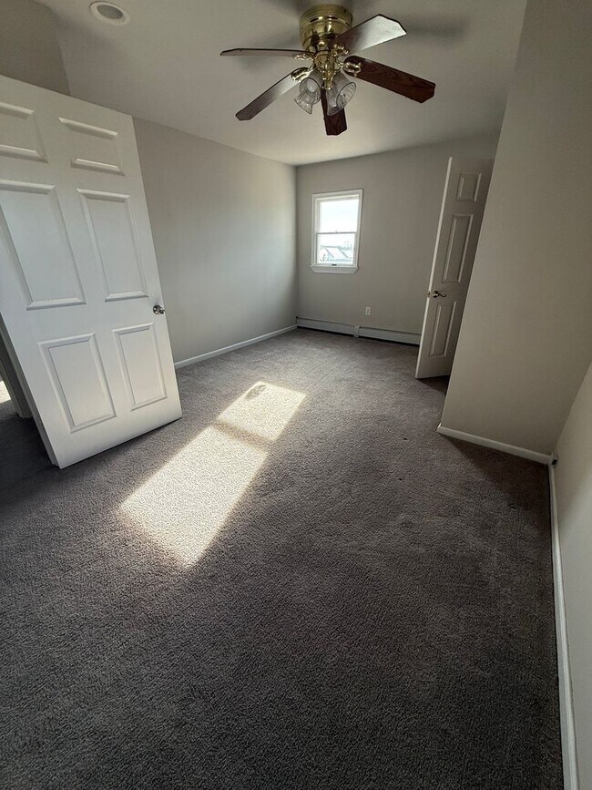 Foto del edificio - 5 bed / 2 Bath Neshaminy School District Single Family Home