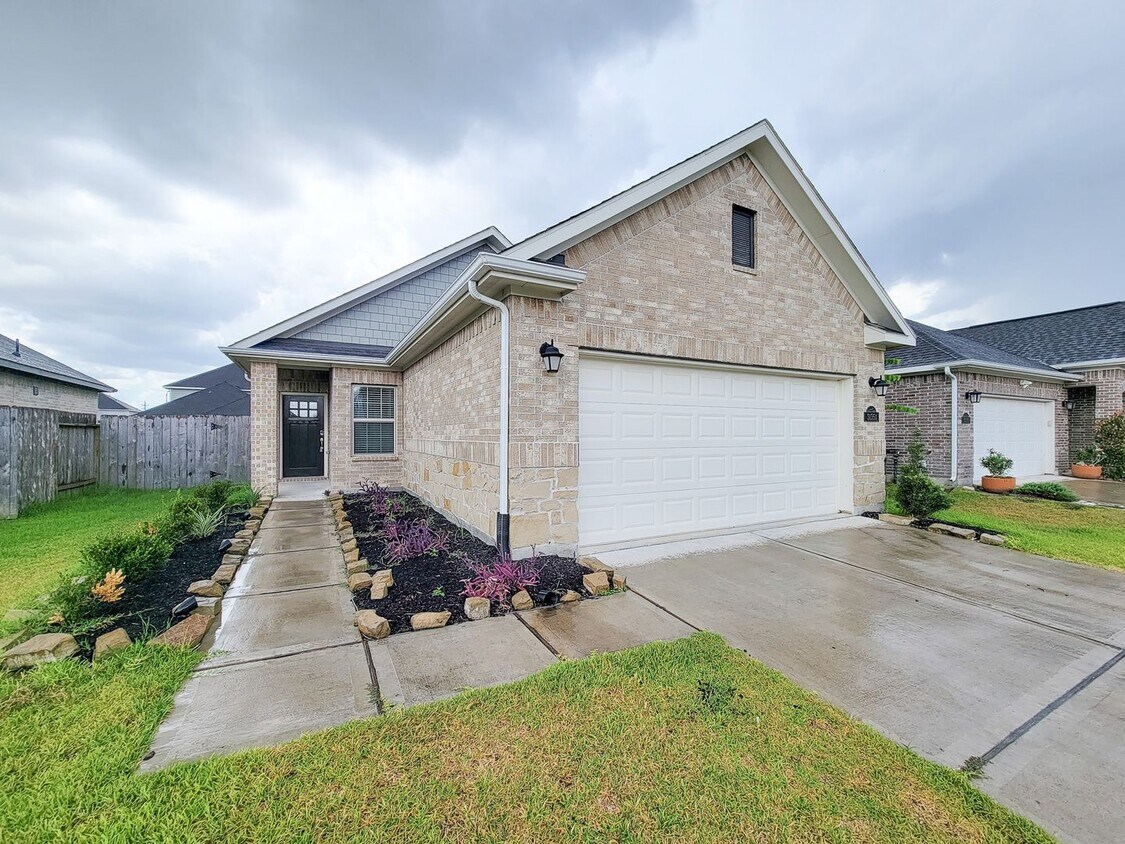 Foto principal - Discover this charming single-story home, ...