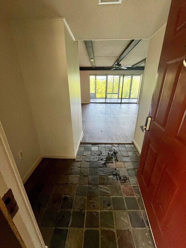 Foto del edificio - Well-Located One-Level Condo -- Just Minut...
