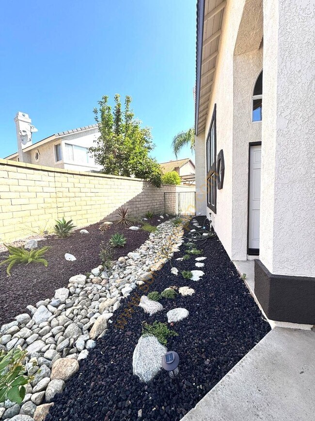 Foto del edificio - FULLY REMODELED CHINO HILLS BEAUTY! 4 BEDROOMS OFFICE 3-CAR GARAGE TOP SCHOOLS