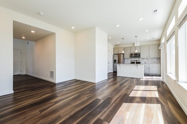 Foto del edificio - 4750 N Tower Dr