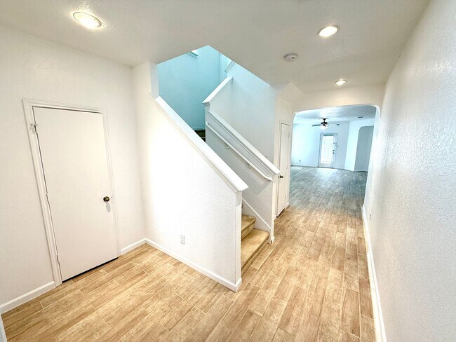 Building Photo - **APPLICATION RECEIVED** **MOVE IN SPECIAL** 2-Story 5 Bedroom / 3.5 Bath Home Near Randolph AFB!