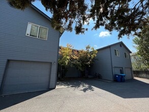 Building Photo - 1453 NE Tucson Way