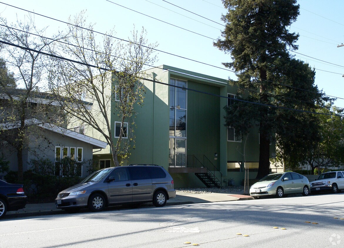 Primary Photo - Hopkins and Regent Apartments