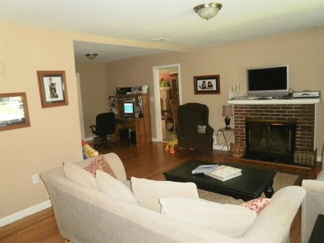 Building Photo - 31 Perrin Dr