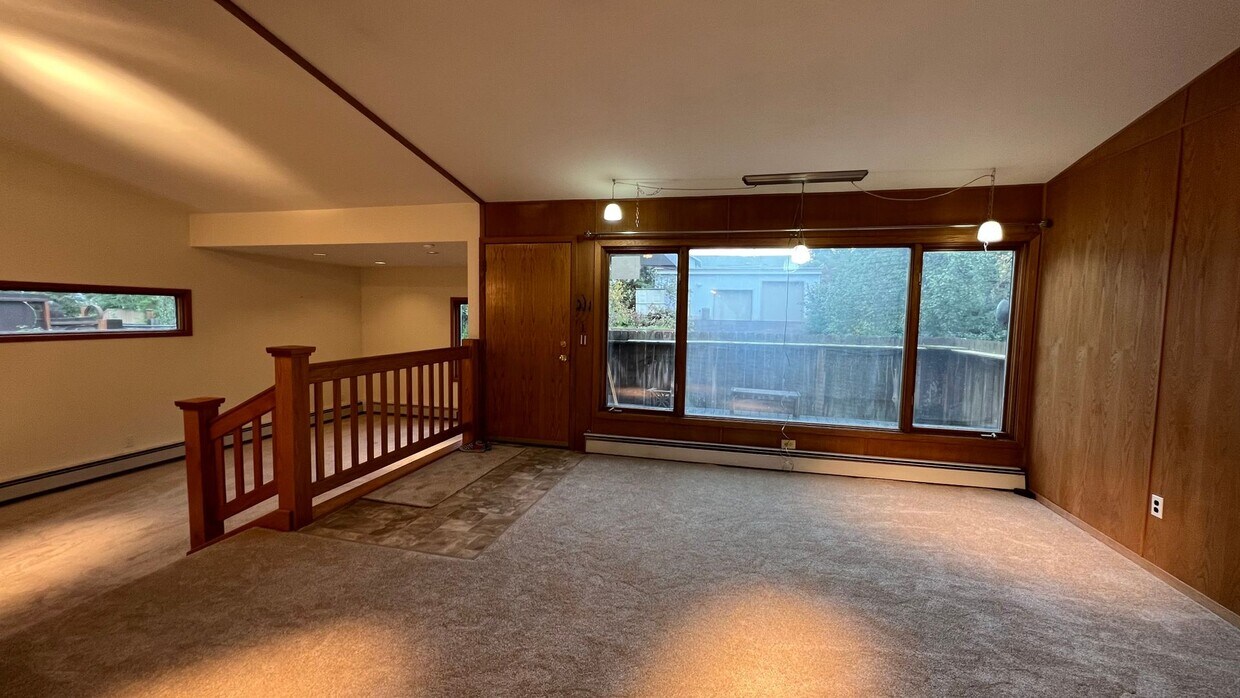 Foto principal - Spacious (3) Bed, (1) Bath East Side Duple...