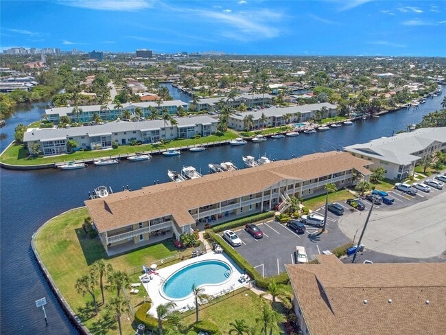 Building Photo - 700 SE 7th Ave