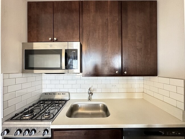 Building Photo - 3335 W Diversey Ave