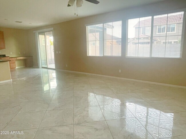 Foto del edificio - 1121 E Regent Dr