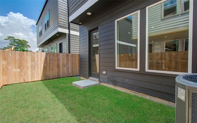 Foto del edificio - 2626 W Tidwell Rd
