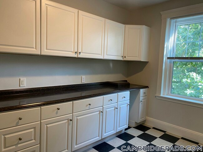 Building Photo - 18 Forest St