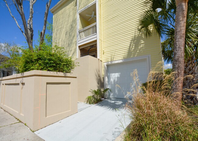 Building Photo - Elevated Townhouse South of Broad