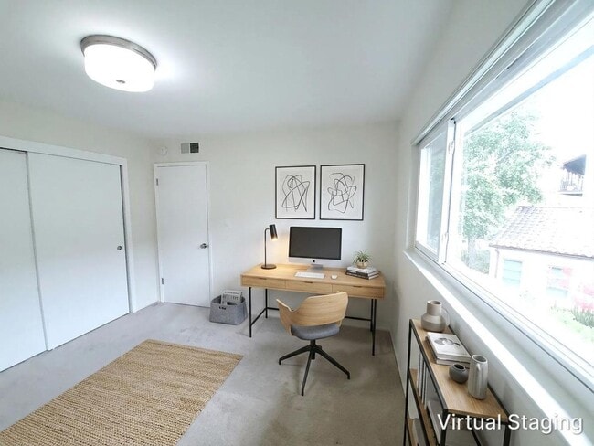 Foto del edificio - Lovely top floor condo unit; 2 bed/ 2 bath