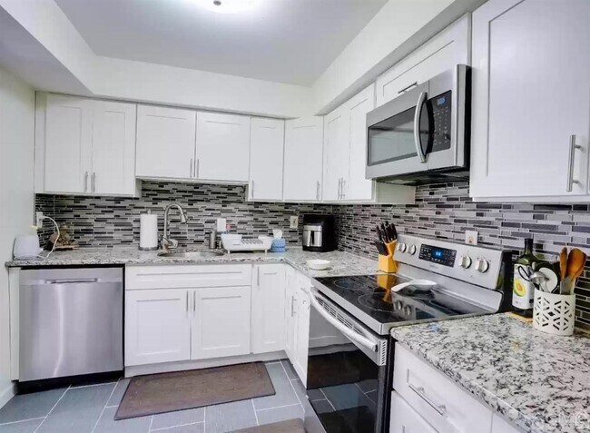 Building Photo - 3121 Sayre Dr