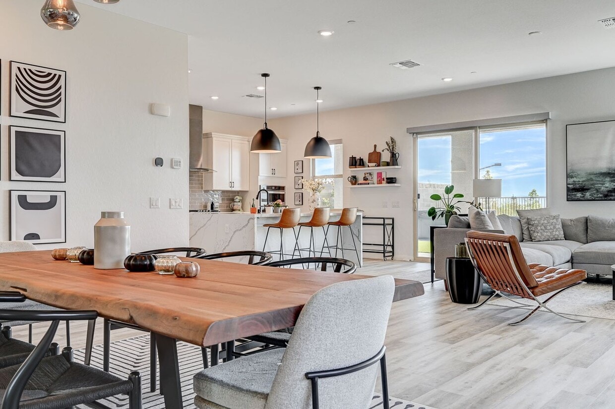 Primary Photo - Stunning Fully Furnished 5-Bedroom Home in...