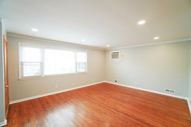 Building Photo - 154 W 21st St