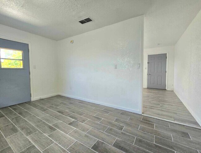 Building Photo - 609 Saratoga Ave