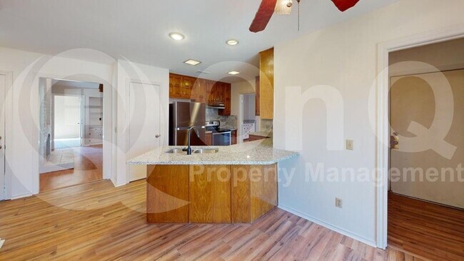 Foto del edificio - 5309 Greenbrook Dr