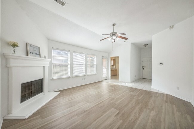 Foto del edificio - 5751 Wandering Creek Dr