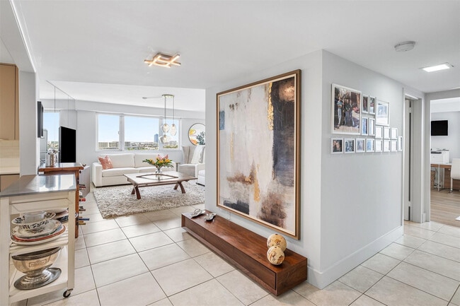 Building Photo - 3000 Holiday Dr