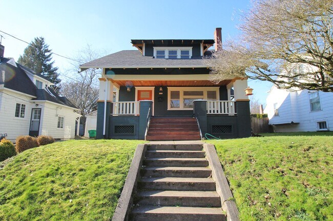 Building Photo - Beautifully Updated 4 Bed/3 Bath 1913 Hist...