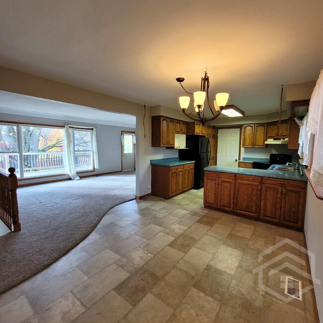 Photo du bâtiment - 3-Bedroom House With Shop !!