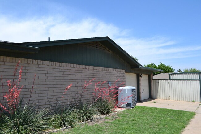 Foto del edificio - Conveniently Located Beautiful 3/2/2 on Co...