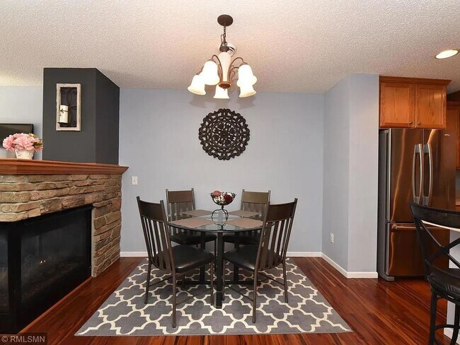 Foto del edificio - 3 Bedrooms | Loft | Upper-Level Laundry | 3-Sided Fireplace | Woodbury