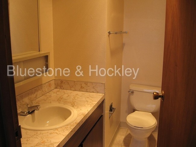 Building Photo - Spacious 2 bed in SE!!